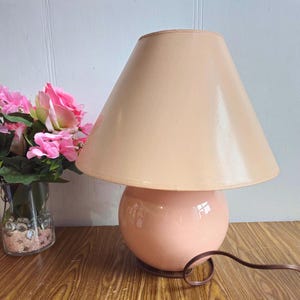 Vintage 80s ceramic table lamp, Mid Century Modern, pink/peach base, light pink vintage lampshade