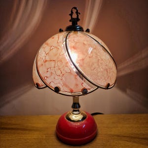 Vintage pink marble glass table lamp with brass details and red base retro 80s 90s Hollywood Regency Art Deco revival lighting